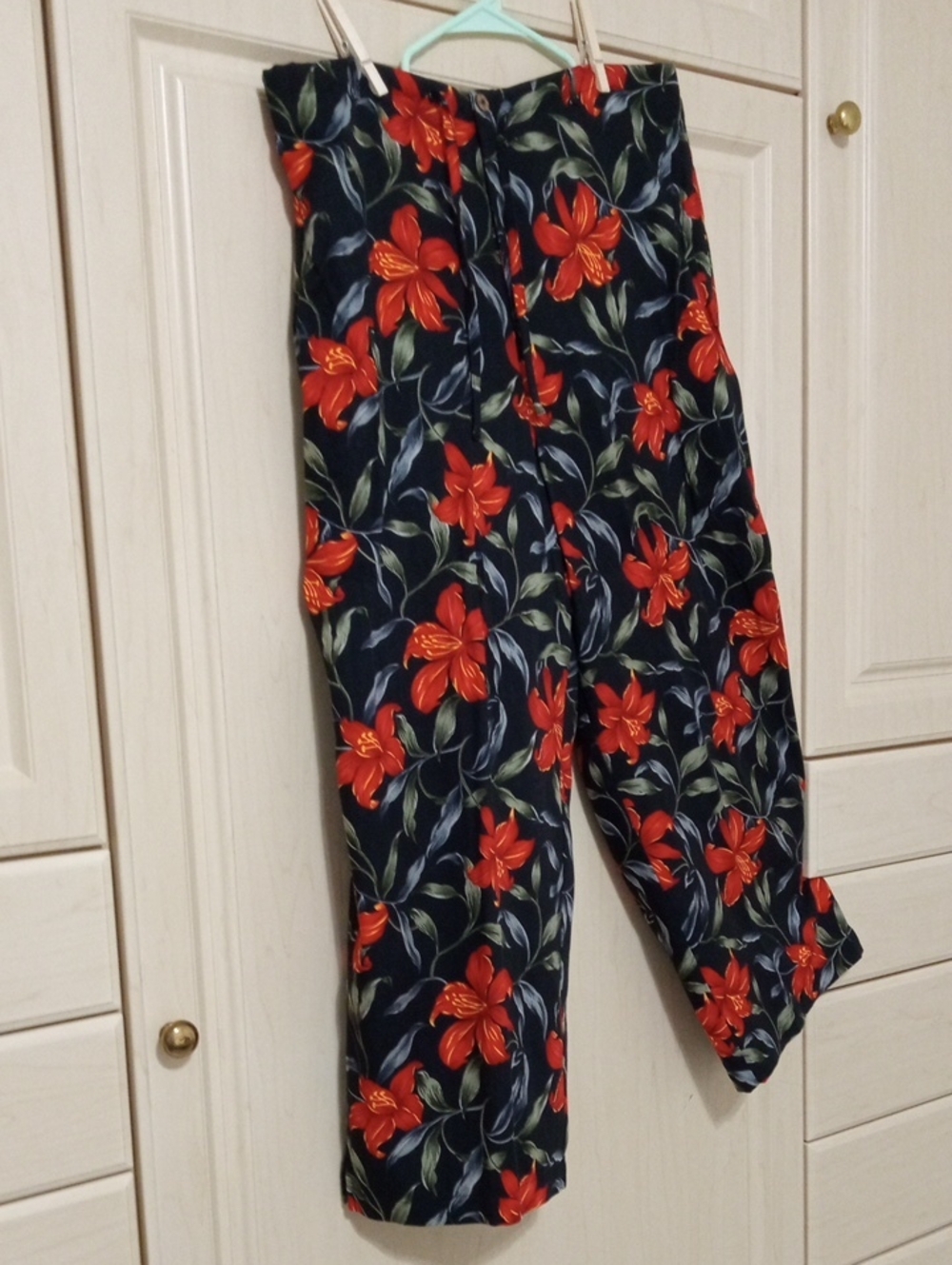 Jaclyn Smith Black Capri Pants with Red Floral Print